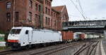 ITL - Eisenbahngesellschaft mbH, Dresden [D] mit der geleasten Akiem Lok   E 186 136  [NVR-Nummer: 91 80 6186 136-8 D-ITL] und einem Containerzug am 08.09.26 H�he Bahnhof Hamburg Harburg.
