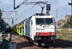 Captrain Polska Sp. z o.o. mit der geleasten Akiem Lok  E 186 139  [NVR-Nummer: 91 80 6186 139-2 D-AKIEM] und einem PKW-Transportzug Richtung Frankfurt (Oder) weiter nach Polen am 06.10.26 H�he Bahnhof F�rstenwalde (Spree).
