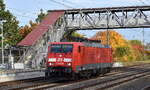 DB Cargo Polska S.A., Zabrze [PL] mit ihrer   189 002-9  [NVR-Nummer: 91 80 6189 002-9 D-DBSRP] am 15.10.26 H�he Bahnhof Saarmund.