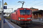 DB Cargo AG, Mainz [D] mit ihrer Vectron   193 333  [NVR-Nummer: 91 80 6193 333-2 D-DB] am 05.11.25 Durchfahrt Bahnhof Roßlau (Elbe).
