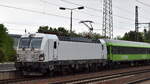 FlixTrain GmbH, München [D] mit der geleasten ELL Vectron  6193 425  [NVR-Nummer: 91 80 6193 425-6 D-ELOC] Zug Durchfahrt Bahnhof Schönefeld b. Berlin am 03.05.25

