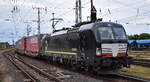 Beacon Rail Capital Europe, München [D]  mit der Vectron  X4 E - 797  [NVR-Nummer: 91 80 6193 797-8 D-DISPO], aktueller Leasingnehmer? mit einem KLV-Zug aus Polen am 27.05.25 Höhe Bahnhof