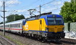 Nederlandse Spoorwegen N.V., Utrecht [NL] mit der geleasten ELL Vectron  193 935  [NVR-Nummer: 91 80 6193 935-4 D-ELOC] und EC Richtung Bahnhof Berlin-Spandau am 03.06.25 Höhe Bahnhof Berlin Staaken.