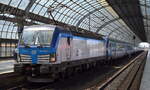 ČD - České dráhy a.s., Praha [CZ] mit der geleasten Rolling Stock Lease s.r.o. Vectron  193 984-2 , Name:  Anicka  [NVR-Nummer: 91 80 6193 984-2 D-RAILL] und EC aus Hamburg Richtung Berlin Hbf. weiter nach Prag am 12.06.25 im Bahnhof Berlin-Spandau.
