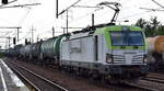 ITL - Eisenbahngesellschaft mbH, Dresden [D]  mit ihrer  193 895-0  [NVR-Nummer: 91 80 6193 895-0 D-ITL] und einem Kesselwagenzug (für Benzin) am 27.08.25 Höhe Bahnhof Schönefeld b.