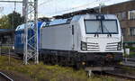 Rail Cargo Carrier - Poland Sp. z.o.o., Warszawa [PL] mit der geleasten ELL Vectron  193 448  [NVR-Nummer: 91 80 6193 448-8 D-ELOC] und der RDC Asset GmbH, Hamburg [D] Lok  101 071-9  [NVR-Nummer: 91 80 6101 071-9 D-RAG] abgestellt am 29.09.25 Höhe Bahnhof Berlin Lichtenberg.