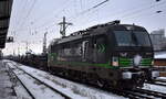 Rail Force One B.V., Rotterdam [NL] mit der geleasten ELL Vectron  193 742  [NVR-Nummer: 91 80 6193 742-4 D-ELOC] und einem Ganzzug Drehgestell-Flachwagen mit Lademulden für Coils der polnischen Fa. LAUDE teilweiden mit Stahlbrammen beladen am 29.01.26 Höhe Bahnhof Magdeburg Neustadt. 
