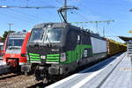 SETG - Salzburger Eisenbahn TransportLogistik GmbH, Salzburg [A] mit der geleasten ELL Vectron   193 832  [NVR-Nummer: 91 80 6193 832-3 D-ELOC] und einem Stammholztransportzug aus Bremen am 13.08.26 Durchfahrt Bahnhof Wittenberge.