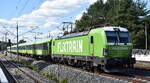 FlixTrain GmbH, M�nchen [D] mit der geleasten ELL Vectron   193 424  [NVR-Nummer: 91 80 6193 424-9 D-ELOC] und Flixtrain aus Hamburg am 25.08.26 H�he Bahnhof Gl�wen.