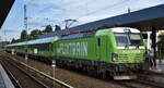FlixTrain GmbH, M�nchen [D] mit der geleasten ELL Vectron  193 449   [NVR-Nummer: 91 80 6193 449-6 D-ELOC] und Flixtrain nach Hamburg am 25.08.26 H�he Bahnhof Berlin-Jungfernheide.
