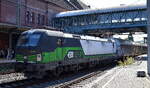 ecco-rail GmbH, Wien [A]  mit der geleasten ELL Vectron  193 241   [NVR-Nummer: 91 80 6193 241-7 D-ELOC] un einem Ganzzug Schiebewandwagen am 27.08.26 Durchfahrt Bahnhof Hamburg-Harburg.