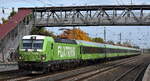 FlixTrain GmbH, M�nchen [D] mit der geleasten ELL Vectron  193 443  [NVR-Nummer: 91 80 6193 443-9 D-ELOC] und Wagengarnitur Richtung Elstal zur Abstellung am 15.10.26 H�he Bahnhof Saarmund.