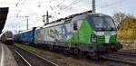 SETG - Salzburger Eisenbahn TransportLogistik GmbH, Salzburg [A] mit der geleasten ELL Vectron   193 736  [NVR-Nummer: 91 80 6193 736-6 D-ELOC] und einem Holzhackschnitzel-Transportzug Richtung Stendal am 29.10.26 H�he Bahnhof Magdeburg Neustadt.