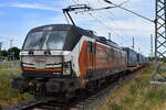 LOKORAIL, a.s., Bratislava [SK] mit der Rolling Stock Lease s.r.o Vectron  6383 220  [NVR-Nummer: 91 56 6383 220-1 SK-RAILL] und einem KLV-Zug am 16.06.26 Durchfahrt Bahnhof Lutherstadt Wittenberg