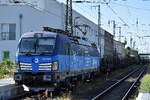 ČD Cargo a.s., Praha [CZ] mit ihrer Vectron   383 008-0  [NVR-Nummer: 91 54 7383 008-0 CZ-CDC] und einem Ganzug Drehgestell-Flachwagen (leer) am 24.06.26 Durchfahrt Bahnhof Falkenberg (Elster).