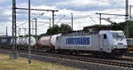 metrans-tschechien/888009/metrans-rail-sro-praha-cz-mit METRANS Rail s.r.o., Praha [CZ] mit ihrer '386 028-5' [NVR-Nummer: 91 54 7386 028-5 CZ-MT] und einem Containerzug am 10.07.25 Höhe Bahnhof Magdeburg Hbf.