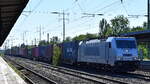 METRANS Rail s.r.o., Praha [CZ] mit ihrer  386 002-0  [NVR-Nummer: 91 54 7386 002-0 CZ-MT] und einem Containerzug Richtung Frankfurt/Oder am 19.08.25 Höhe Bahnhof Schönefeld. b. Berlin.