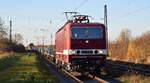 DeltaRail GmbH, Frankfurt (Oder) mit ihrer  243 650-9  (NVR:  91 80 6143 650-0 D-DELTA ) und einem Ganzzug Nutzfahrzeugtransportwagen (leer) am 06.11.25 Höhe Bahnhof Prödel (Sachsen Anhalt).