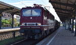 DB Museum, N�rnberg, Fahrzeugnutzer: Standort Halle (Saale) mit ihrer  243 002-3  (NVR:  91 80 6143 002-4 D-DB ) und zwei Drehgestell-Rungenflachwagen am 18.05.26 Durchfahrt Bahnhof Magdeburg-Neustadt.