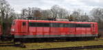 Altmark-Rail GmbH hat wohl drei 151ér von Railpool erworben, ich erwischte aus dem Regionalbahnfenster die '151 048-6' (NVR: '91 80 6151 048-6 D-Rpool') am 09.12.25 Höhe Bahnhof Oebisfelde. 