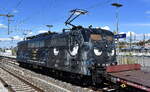 Altmark-Rail GmbH mit ihrer toll gestalteten  151 062-7  -DAS SCHWARZE SCHAF- (NVR:  91 80 6151 062-7 D-AMR ) und einem Ganzzug Drehgestell-Flachwagen (nicht beladen) am 18.05.26 Durchfahrt Bahnhof Magdeburg Hbf.