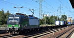 RTB CARGO GmbH, Düren [D] mit der geleasten ELL Vectron  193 498  [NVR-Nummer: 91 80 6193 498-3 D-ELOC] und einem schwach beladenen Containerzug am 19.08.25 Höhe Bahnhof Schönefeld b. Berlin.
