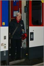 Alle Türen sind geschlossen, die Zugchefin schließt die letzte Türe, danach erhält der Lokführer den Abfahrtsbefehl via SMS und der Zug fährt ab.