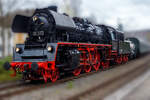 Hier eine klein Fotospielerei:
Die Personenzuglokomotive 23 1097 alias 35 1097-1 (90 80 0035 097-9 D-IGTL) der Interessengemeinschaft Traditionslok 58 3047 e. V. (Glauchau), ex DR 35 1097-1 (1970-1981), ex DR 23 1097, fährt am 02 November 2024 mit einem Dampfpendelzug der Eisenbahnfreunde Treysa e.V. zwischen Dillenburg und Betzdorf via Siegen, durch den Bahnhof Kirchen/Sieg. Hätte ich vorher gewusst dass es eine Pendelfahrt ist, so wäre ich noch bis zur Rückfahrt geblieben, aber dennoch glücklich endlich mal wieder eine große Dampflok vor der Linse.