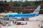 KLM Royal Dutch Airlines mit Boeing 737-7K2 (PH-BGN) wird Flughafen Berlin Tegel abgefertigt, 23.06.12