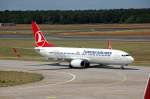 Turkish Airlines mit Boeing 737-8F2 (TC-JHK) auf dem Weg zum Gate Flughafen Berlin Tegel am 09.06.12 Mittags.