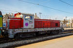 Die BB413 (92870000413-0-F-VFLI) der VFLI (Voies ferr�es locales et industrielles), ex SNCF BB 63583, zieht einen (leeren) Coral T�oz Zug am 26.03.2015 aus den Bahnhof Marseille Saint-Charles in den