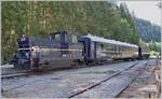 30 ANS CONI'FER /30 Jahre Coni'Fer - Orient Express � la Coni'Fer: Farblich aufeinander abgestimmt zeigt sich der Locotracteur B 350H, der pr�chtige Wagen Wagen 4229 und der dreiaschige ex SBB C3 in Fontaine Ronde. 
Ganz so abwegig ist das Thema  Orient Express  nicht. W�hrend der  Orient-Express  von Paris  via Arlberg oder M�nchen Wien bzw. weiter fuhr, nutzte Frankreich nach de Er�ffnung des Simplontunnels die M�glichkeit. Deutsches und �sterreich Ungarisches Gebiet mit dem Luxuszug Simplon Express via Pontarlier - Vallorbe - Simplon zu umgehen. Ab. 1907 fuhr der Zug bis Venezia und ab 1912 sogar in �sterreichische (!!!) Triest.

Mit dem 1. Weltkrieg und 1915 mit der Er�ffnung des Mont d'Or Tunnel als Abk�rzung von Vallorbe nach Frasne verlor die Strecke Vallorbe Pontarlier den internationalen Verkehr, wobei die Coni'fer es geschickt versteht, den internationalen Flair wieder ansatzweise auf die Strecke zur�ckzuholen. 

15. Juli 2023