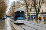 Ein 7-teiliger Bombardier Flexity Outlook C - Cityrunner der Linie T 2 (nach Arenc le Silo) der Straßenbahn in Marseille. hier am 25.03.2015 bei der Station Belsunce Alcazar.

Die Straßenbahn von Marseille (frz. Tramway de Marseille) ist einer der drei Straßenbahnbetriebe in Frankreich, die nicht in der zweiten Hälfte des 20. Jahrhunderts vollständig stillgelegt wurden. Heute ist die Straßenbahn Teil der Régie des Transports de Marseille (RTM) und zwei Linien sind in Betrieb; eine dritte befindet sich im Bau. Ehemals war das Streckennetz 178 km lang, z.Z. sind es heute 11,5 km.

Die Fahrzeuge für Marseille vom Typ Flexity Outlook wurden seit 2006 in Wien von Bombardier Transportation produziert. Die Inbetriebnahme der Straßenbahnen erfolgte auf dem Testgleis der Wiener Straßenbahn. Bis Juli 2007 wurden 26 der fünfteiligen Triebzüge zum Preis von jeweils 2,1 Millionen Euro geliefert.
Diese waren bei der Lieferung 32,5 Meter lang und 2,4 Meter breit. Die Frontpartie der Triebwagen soll an ein Schiff erinnern, ein Hinweis auf die Bedeutung Marseilles als größter Seehafen Frankreichs. Die Höchstgeschwindigkeit beträgt 70 km/h und in dem 32,5 m langen Fahrzeug fanden 204 Fahrgäste Platz, davon 44 Sitzplätze. Im Jahr 2012 wurden alle Wagen durch den Einbau von zwei zusätzlichen Modulen auf 42,5 Meter verlängert, gleichzeitig wurde die Innenausstattung erneuert. Dieser Umbau kostete etwa 23 Millionen Euro.

Weitere Daten:
Spurweite: 1.435 mm
Stromsystem: 750 V DC über Oberleitung
Haltestellen: 28
