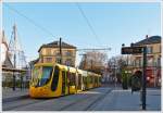 . Der Mond schaut zu, als die Sol�a Alstom Citadis 302 Tram am 10.12.2013 an der Haltestelle R�publique in Mulhouse ankommt. (Jeanny)

Im Stadtnetz kommen 27 Niederflurbahnen vom Typ Citadis 302 zum Einsatz. Die Z�ge sind 32,5 m lang, 2,65 m breit und 3,3 m hoch. Sie haben 64 Sitz- und 175 Stehpl�tze. Die zul�ssige H�chstgeschwindigkeit betr�gt 70 km/h. Die Stromversorgung erfolgt �ber eine mit 750 V betriebene Oberleitung. F�r das 2006 in Betrieb gegangene Grundnetz sind zun�chst nur 15 Z�ge erforderlich; aus wirtschaftlichen Gr�nden erfolgte jedoch die Beschaffung aller f�r das geplante Stadtnetz erforderlichen 27 Fahrzeuge. Zwei Z�ge der Stra�enbahn Mulhouse sind vor�bergehend nach Buenos Aires ausgeliehen, ein weiterer war in Utrecht unterwegs, weitere f�nf Fahrzeuge wurden nach Melbourne abgegeben.

Die Grundfarbe der Stra�enbahnen ist gelb, die einzelnen Fahrzeuge sind mit unterschiedlichen roten oder schwarzen geometrischen Motiven versehen. Die Bev�lkerung konnte im September 2003 �ber das Design mit abstimmen; die Frontpartie der Citadis-Z�ge unterscheidet sich von normalen Ausf�hrung des Herstellers. Die Ansage der Haltestellen in den Fahrzeugen erfolgt abwechselnd durch eine Frauen- und M�nnerstimme und wird eingeleitet durch Motive, die der franz�sische Komponist Pierre Henry beisteuerte.



