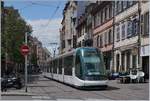 Ein Strasbourger Tram in Rue du Faubourg National auf dem Weg Richtung  La Petit France .

28. Mai 2019