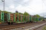 Flachwageneinheit f�r den Holztransport, der Gattung Laars, 27 RIV 80 D-VTGF 4306 015-3 der Wagonvermietungsfirma VTG France SAS (Paris), hier am 23.05.2015 im Zugverbund bei der Zugdurchfahrt in