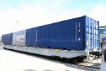 Ein mchtig langer und schwerer Containertragwagen vom tschechischer Hersteller Tatravagonka A.S. Proprad, es ist der Wagen 33 TEN 54 CZ-MT 4576 099-4 Sggnss 80´, 18.09.12 Inno Trans Berlin.
