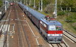 Die Schienenverkehrsgesellschaft (SVG) aus Stuttgart mit der österreichischen 1142 654  Helene  - mit inzwischen deutscher Registrierung 9181 1142 654-3 D-SVG und einem Fußballsonderzug vom