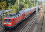 112 107 mit einem PbZ aus einem DB Regio-Doppelstocksteuerwagen, einem Regio-Waggon und einem 628/928 Triebzug bestehend am 23.09.16 Berlin-Springpfuhl.