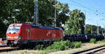DB Cargo AG, Mainz [D] mit ihrer Vectron  '193 563' [NVR-Nummer: 91 80 6193 563-4 D-DB] und einem gemischten Güterzug am 30.06.25 Höhe Bahnhof Ruhland.