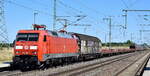 DB Cargo AG, Mainz [D] mit ihrer '152 114-5' [NVR-Nummer: 91 80 6152 114-5 D-DB] und einem gemischten Güterzug am 01.07.25 Höhe Bahnhof Rodleben.