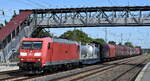 DB Cargo AG, Mainz [D] mit ihrer '185 064-3' [NVR-Nummer: 91 80 6185 064-3 D-DB] und einem gemischten Güterzug Richtung Rbf. Seddin am 12.08.25 Höhe Bahnhof Saarmund.