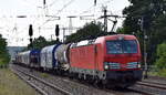 DB Cargo AG, Mainz [D] mit ihrer Vectron '193 370' [NVR-Nummer: 91 80 6193 370-4 D-DB] und einem gemischten Güterzug am 12.08.25 Höhe Bahnhof Saarmund.