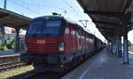 ÖBB-Produktion GmbH, Wien [A]  mit ihrer Vectron '1293 057' [NVR-Nummer: 91 81 1293 057-6 A-ÖBB] und einem Getreidezug am 11.08.25 Durchfahrt Bahnhof Magdeburg-Neustadt.