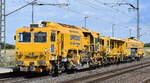 SPITZKE SE mit ihrer Universalschotterverteil- und Planiermaschine USP 4000 SWS (D-SPAG 99 80 9125 012-1) und dem P&T Stopfexpress 09-3X (Dreischwellenstopfmaschine) (D-SPAG 99 80 9123 001-6) am Haken