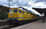 DB Bahnbau Gruppe GmbH, Berlin mit ihrer Ludmilla '232 223-8' (NVR: '92 801232 223-8 D-DB') u. der MGW Hochleistungs-Bettungsreinigungsmaschine RM 95-700 am Haken am 01.08.25 Durchfahrt Bahnhof Magdeburg-Neustadt.