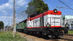 Trainspeed sp. z. o o. mit ihrer 'SM42-883' (NVR: '98 51 8 620 438-6 PL-TRSPE') und einem Gleisbaumaschinenzug mit Bahndienstwagen, Schüttgutkippwagen u Gleisbauschienenkran der Fa.  Zakład Robót Komunikacyjnych – DOM w Poznaniu  ...