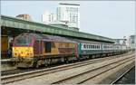 Die schiebende EWS 67022 mit vier Reisezuugwagen und der ziehenden 67022 in Cardiff.
21. April 2010