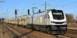 HHPI - Heavy Haul Power International GmbH, Erfurt [D] mit ihrer Eurodual Lok  159 455-5  [NVR-Nummer: 90 80 2159 455-5 D-HHPI] und einem Schüttgutwagenzug (leer) am 17.03.26 Höhe Bahnhof