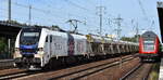 Heavy Haul Power International GmbH, Erfurt [D]mit der geleasten ELP Eurodual Lok '20-05' [NVR-Nummer: 90 80 2159 205-4 D-ELP] und einem Ganzzug Schüttgutwagen am 04.09.25 Höhe Bahnhof Schönefeld b. Berlin.